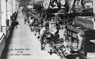 Una línea de ensamblaje en la Ford Motor Company, c.1910-20 de American Photographer